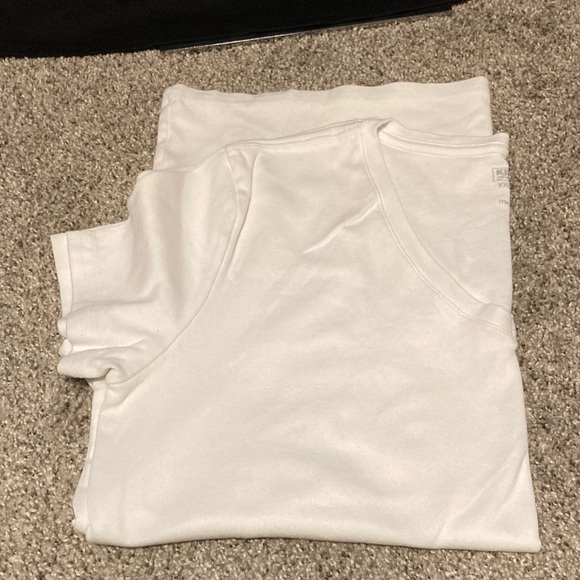 Kirkland Signature Black, White and green Vneck TShirts bundle - Picture 6 of 7